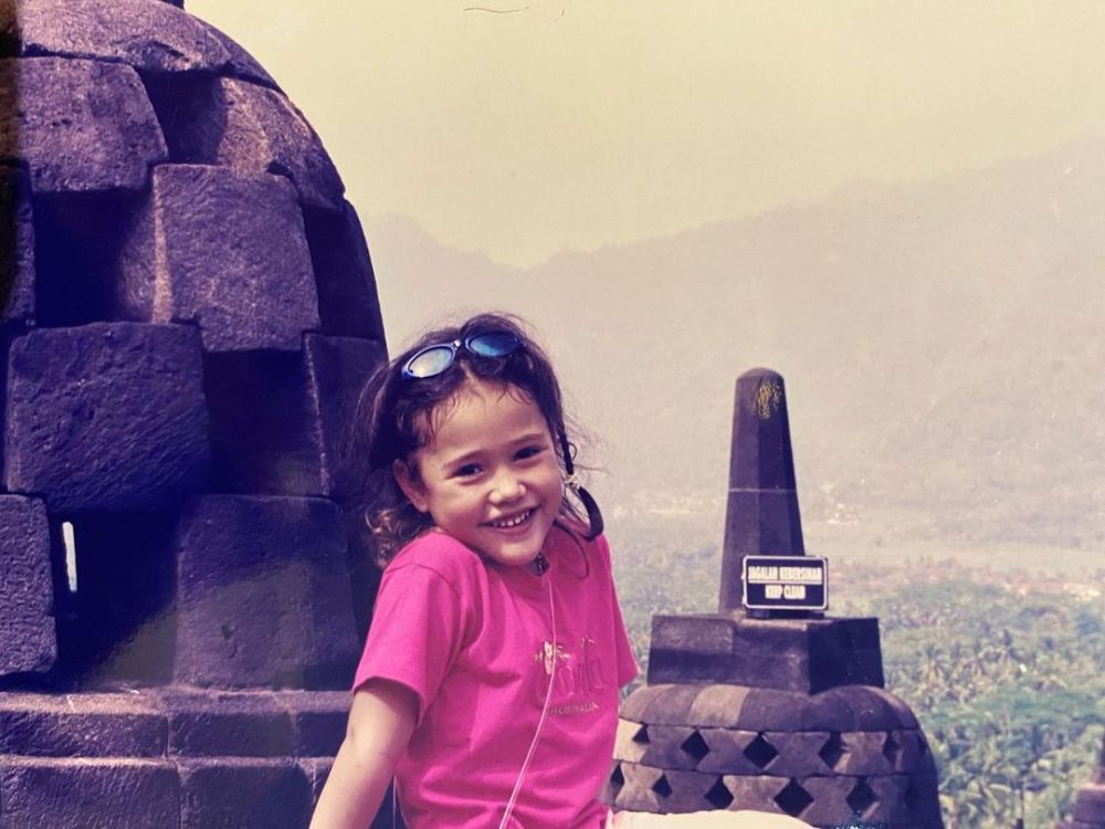 Pesona Laksmi De Neefe Suardana © 2022 Instagram 