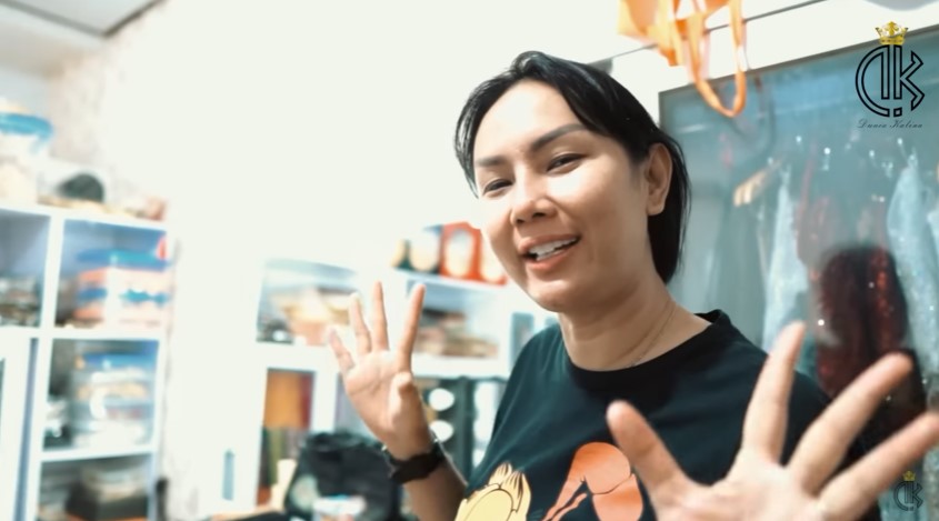 Pemotretan Kalina Ocktaranny pakai baju adat © YouTube