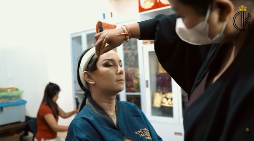 Pemotretan Kalina Ocktaranny pakai baju adat © YouTube