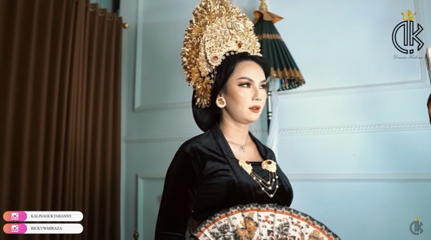 Pemotretan Kalina Ocktaranny pakai baju adat © YouTube