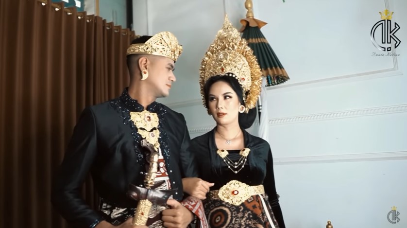 Pemotretan Kalina Ocktaranny pakai baju adat © YouTube