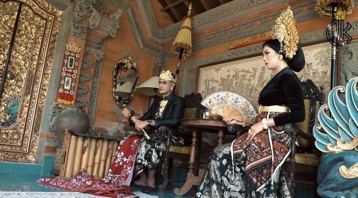 Pemotretan Kalina Ocktaranny pakai baju adat © YouTube