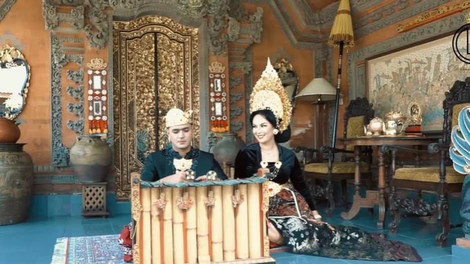 Pemotretan Kalina Ocktaranny pakai baju adat © YouTube