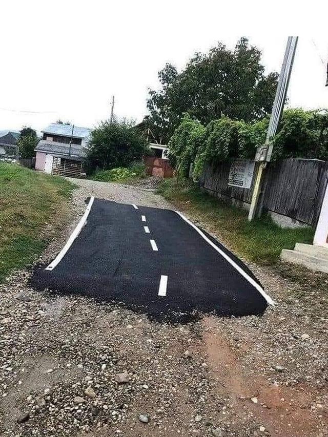 bikin jalan tapi ada yang aneh © berbagai sumber