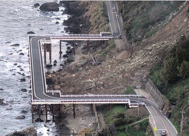 bikin jalan tapi ada yang aneh © berbagai sumber