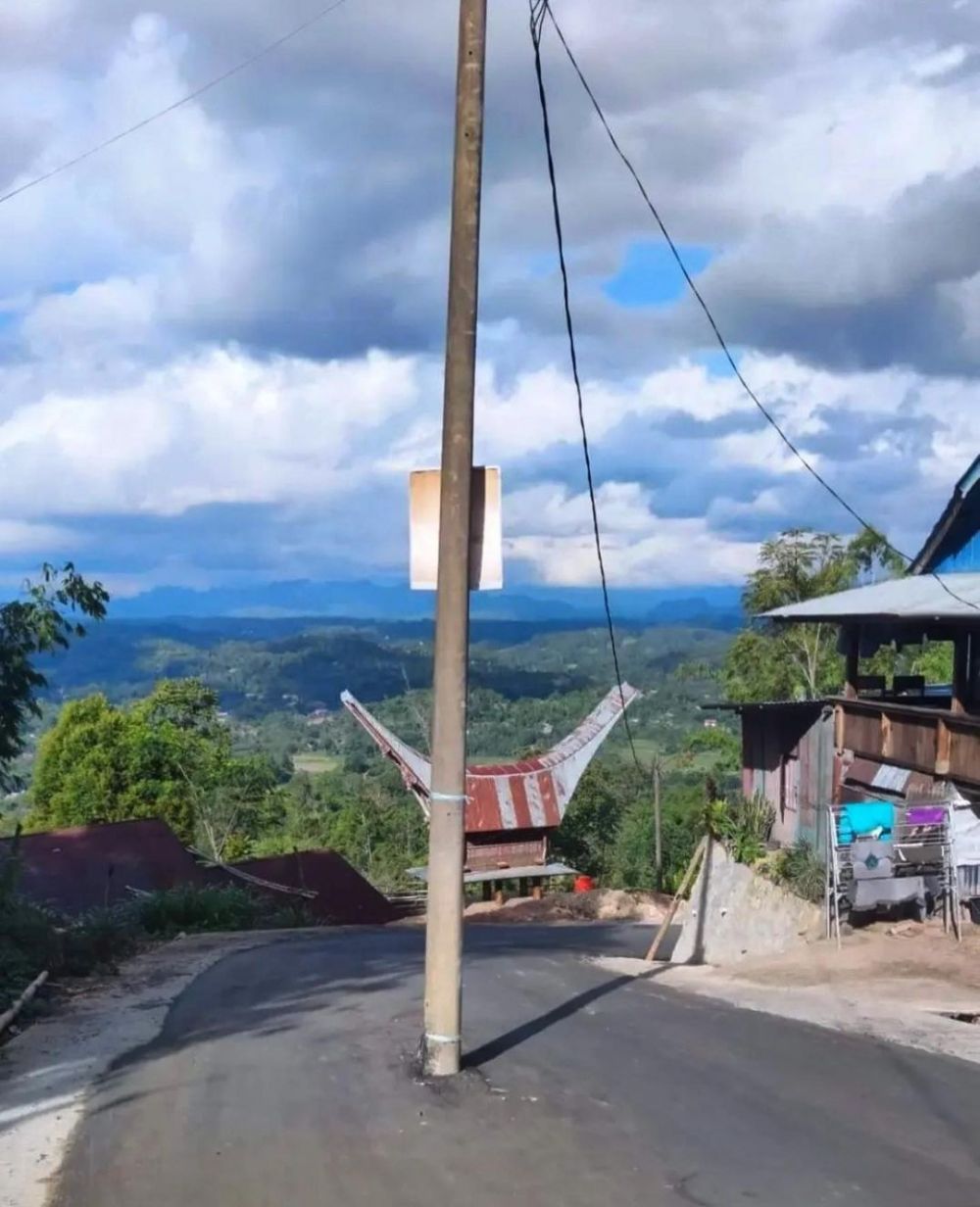 bikin jalan tapi ada yang aneh © berbagai sumber