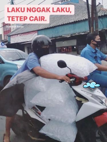 9 Momen kocak pengendara motor bawa es batu, dinginnya terasa