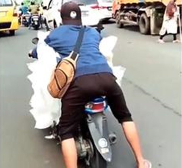 pengendara motor bawa es batu © berbagai sumber pengendara motor bawa es batu © berbagai sumber