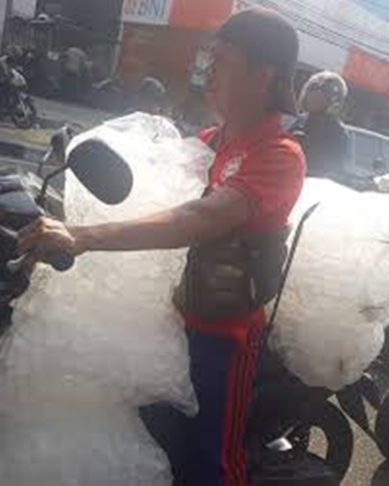 pengendara motor bawa es batu © berbagai sumber pengendara motor bawa es batu © berbagai sumber