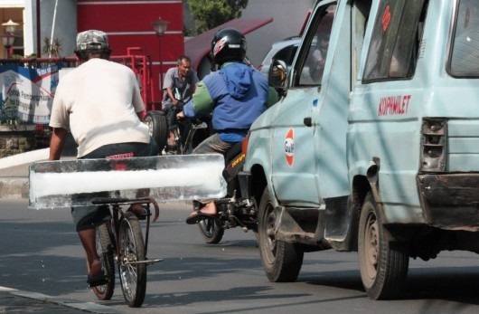 pengendara motor bawa es batu © berbagai sumber