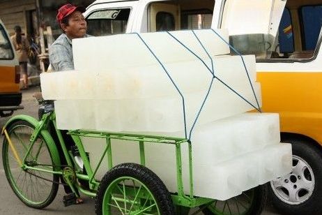 pengendara motor bawa es batu © berbagai sumber