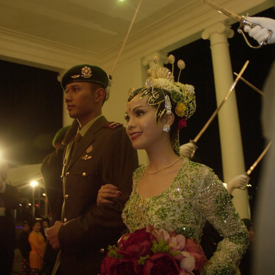 Usung konsep mewah, ini momen pernikahan 9 seleb dipersunting TNI