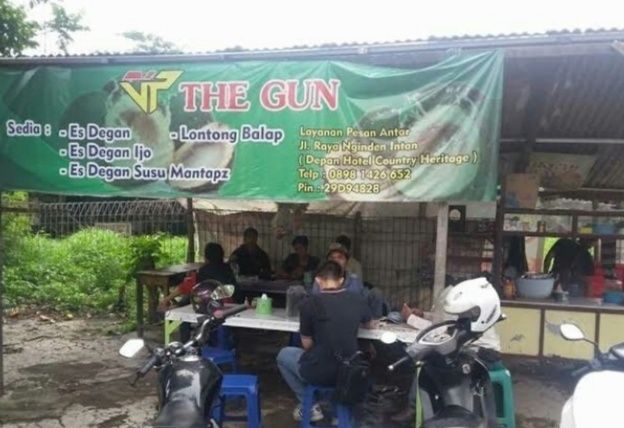 nama tempat usaha terinspirasi dari judul film © berbagai sumber nama tempat usaha terinspirasi dari judul film © berbagai sumber