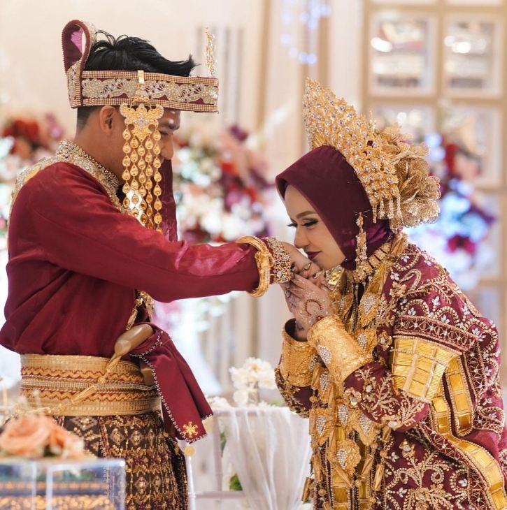 11 Potret pernikahan pesepak bola Witan Sulaeman, pakai adat Bugis