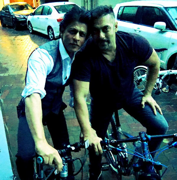 Duo legend, ini 11 potret akrab Shah Rukh Khan dan Salman Khan