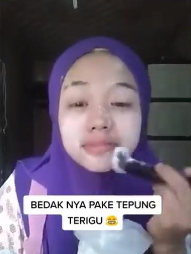Potret nyeleneh alat makeup © berbagai sumber Potret nyeleneh alat makeup © berbagai sumber