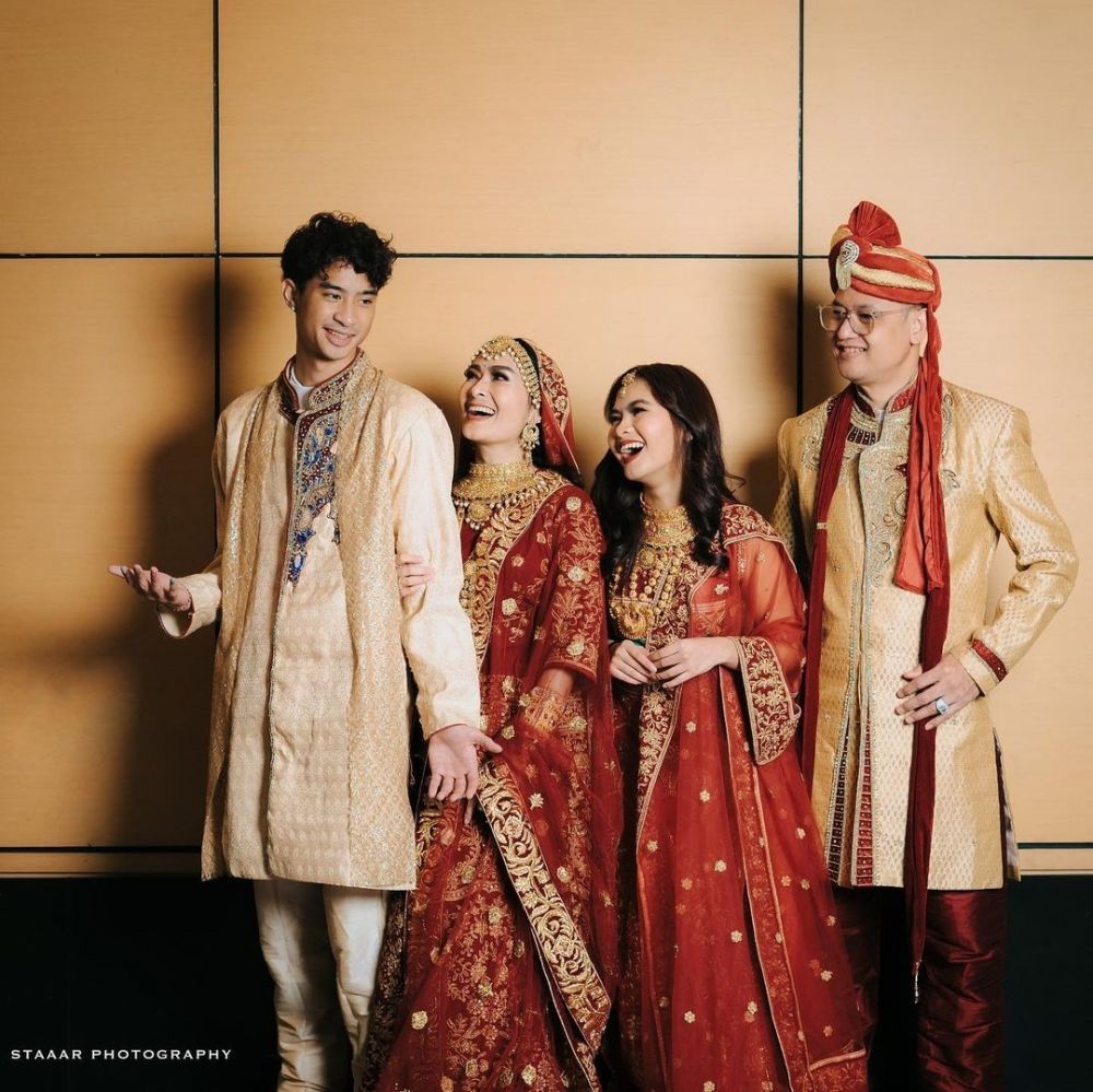 Momen ulang tahun Iis Dahlia ke-50 © berbagai sumber