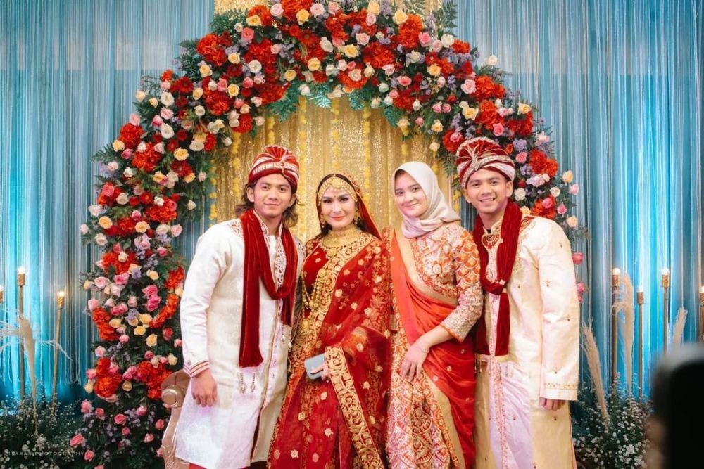 Momen ulang tahun Iis Dahlia ke-50 © berbagai sumber