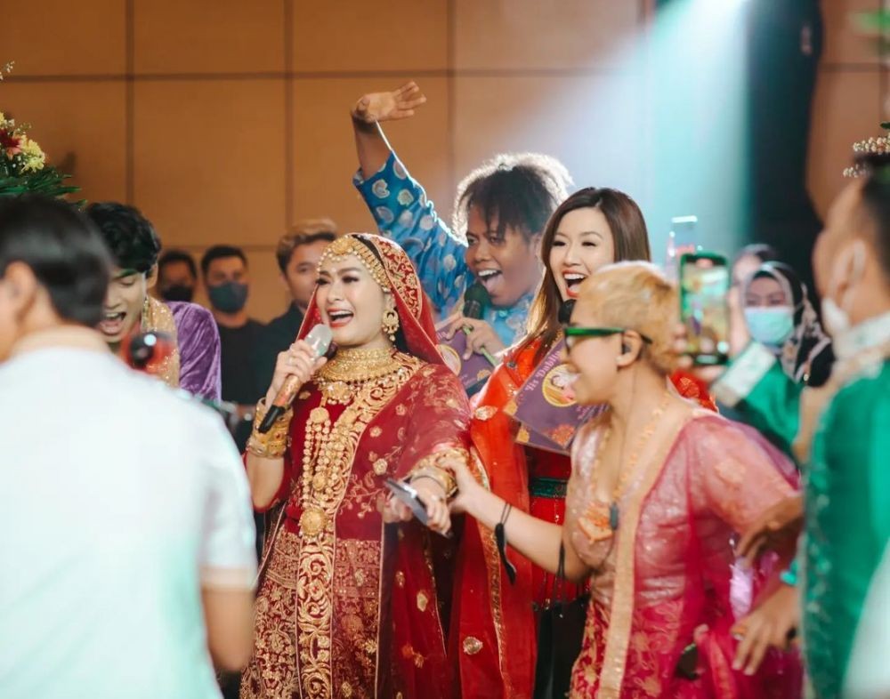 Momen ulang tahun Iis Dahlia ke-50 © berbagai sumber