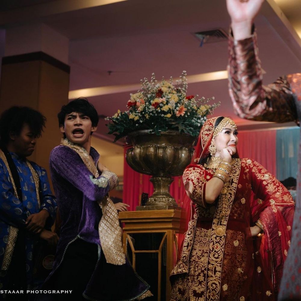 Momen ulang tahun Iis Dahlia ke-50 © berbagai sumber