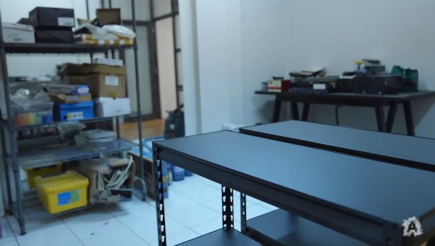 penampakan bengkel baru ariel noah © YouTube