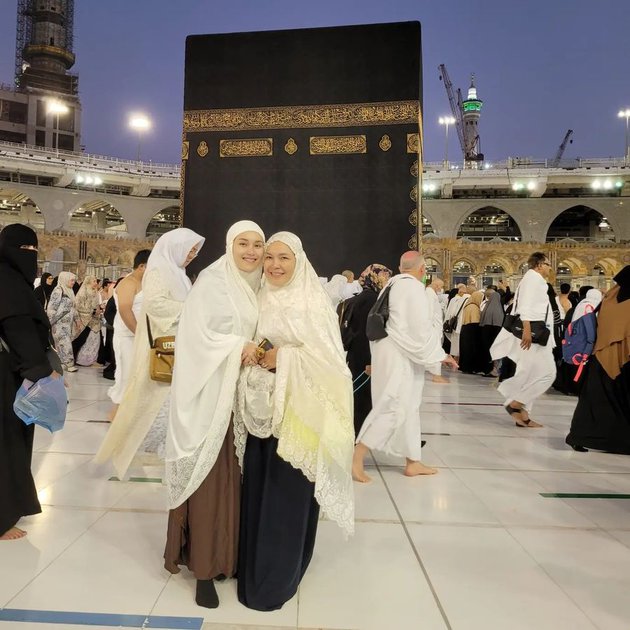 Ayu Ting Ting umrah Berbagai sumber