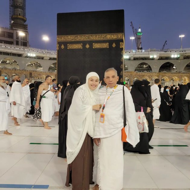 Ayu Ting Ting umrah Berbagai sumber