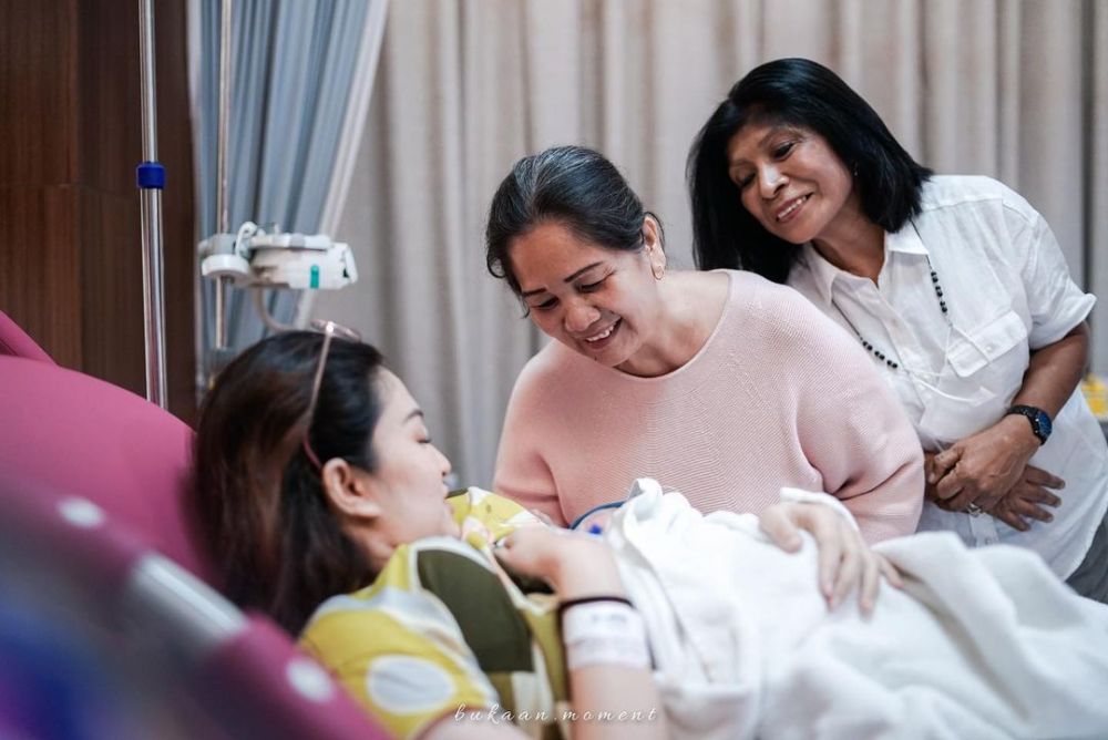 Faradilla Yoshi melahirkan Berbagai sumber