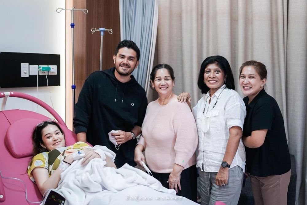 Faradilla Yoshi melahirkan Berbagai sumber