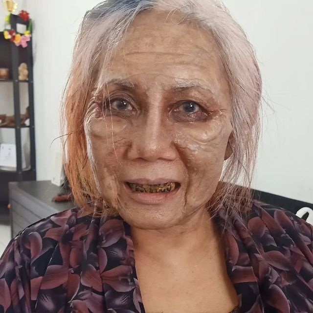 9 Transformasi makeup Dewi Sri jadi Mbah Dok di 'KKN di Desa Penari'