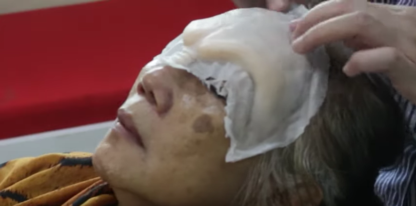 9 Transformasi makeup Dewi Sri jadi Mbah Dok di 'KKN di Desa Penari'