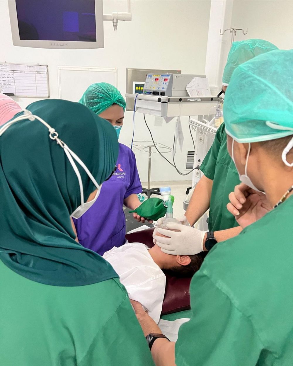 Momen Bella Shofie temani anaknya khitan © Instagram