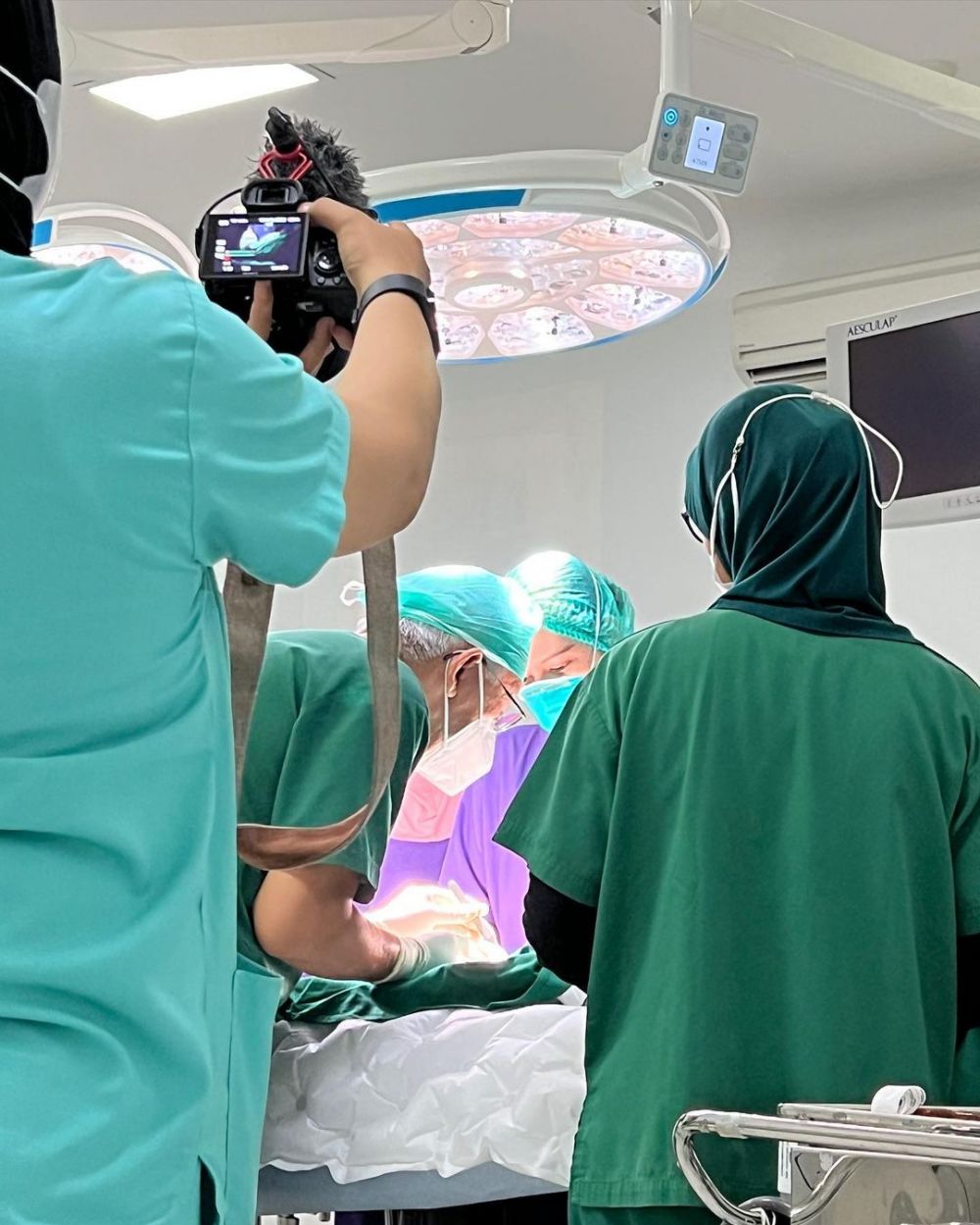 Momen Bella Shofie temani anaknya khitan © Instagram