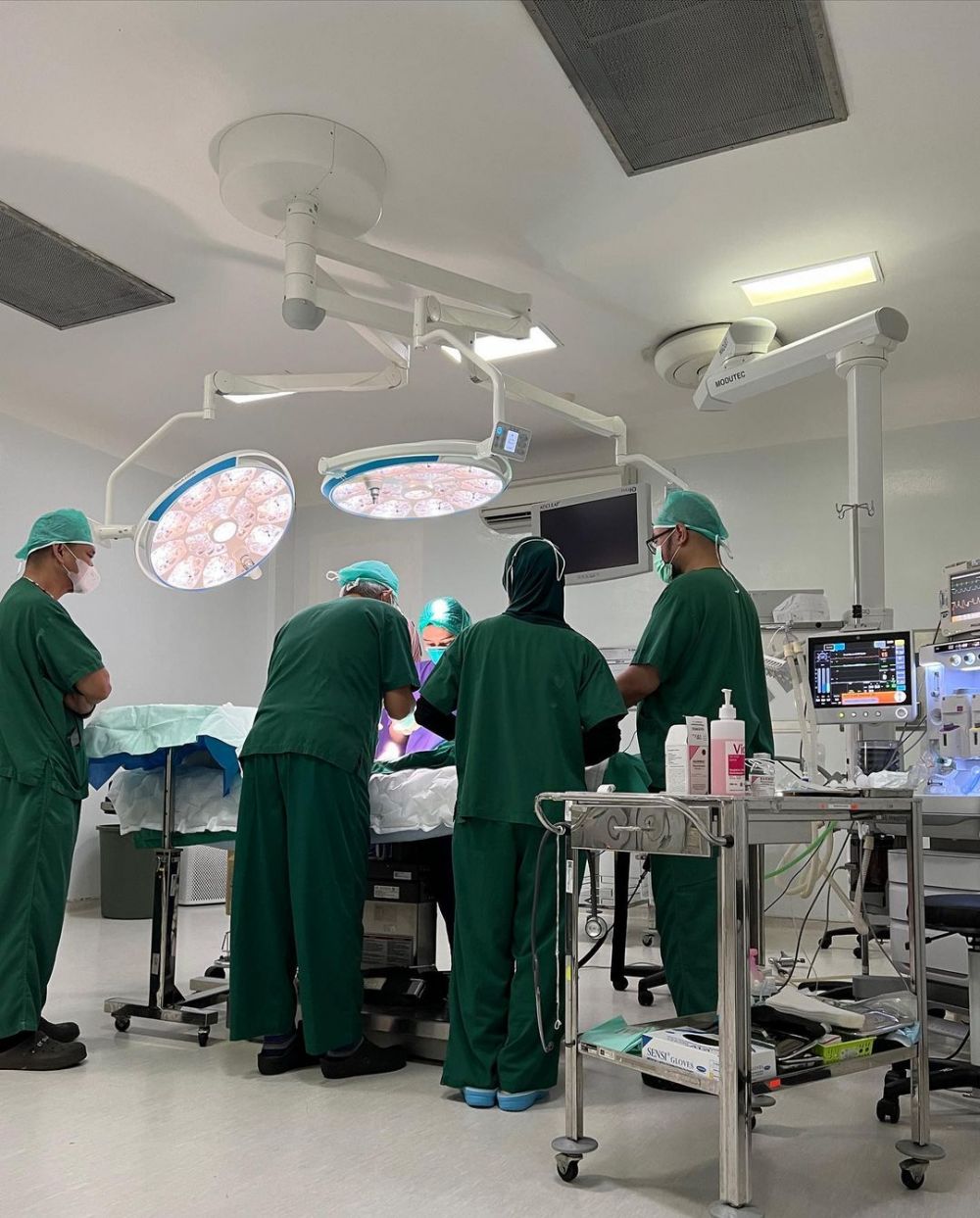 Momen Bella Shofie temani anaknya khitan © Instagram