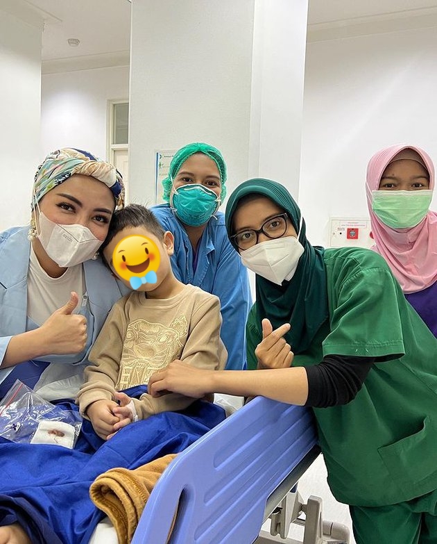 Momen Bella Shofie temani anaknya khitan © Instagram