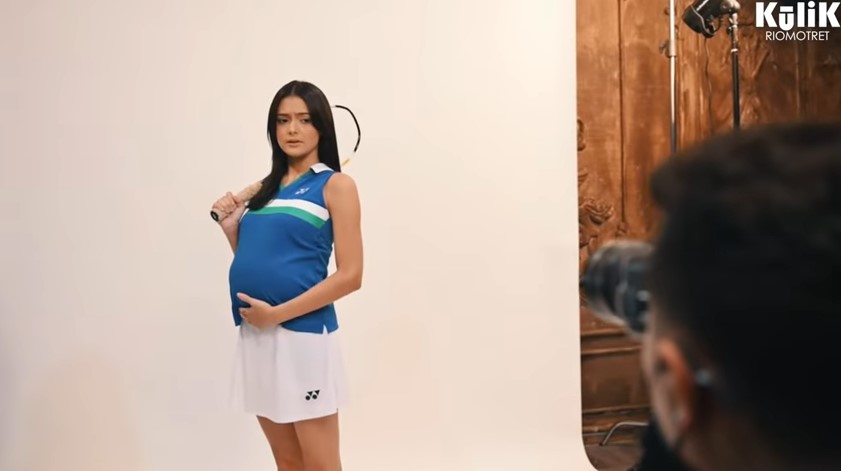 Jadi ibu hamil di Virgin Mom, 11 momen 'maternity' shoot Amanda Rawles