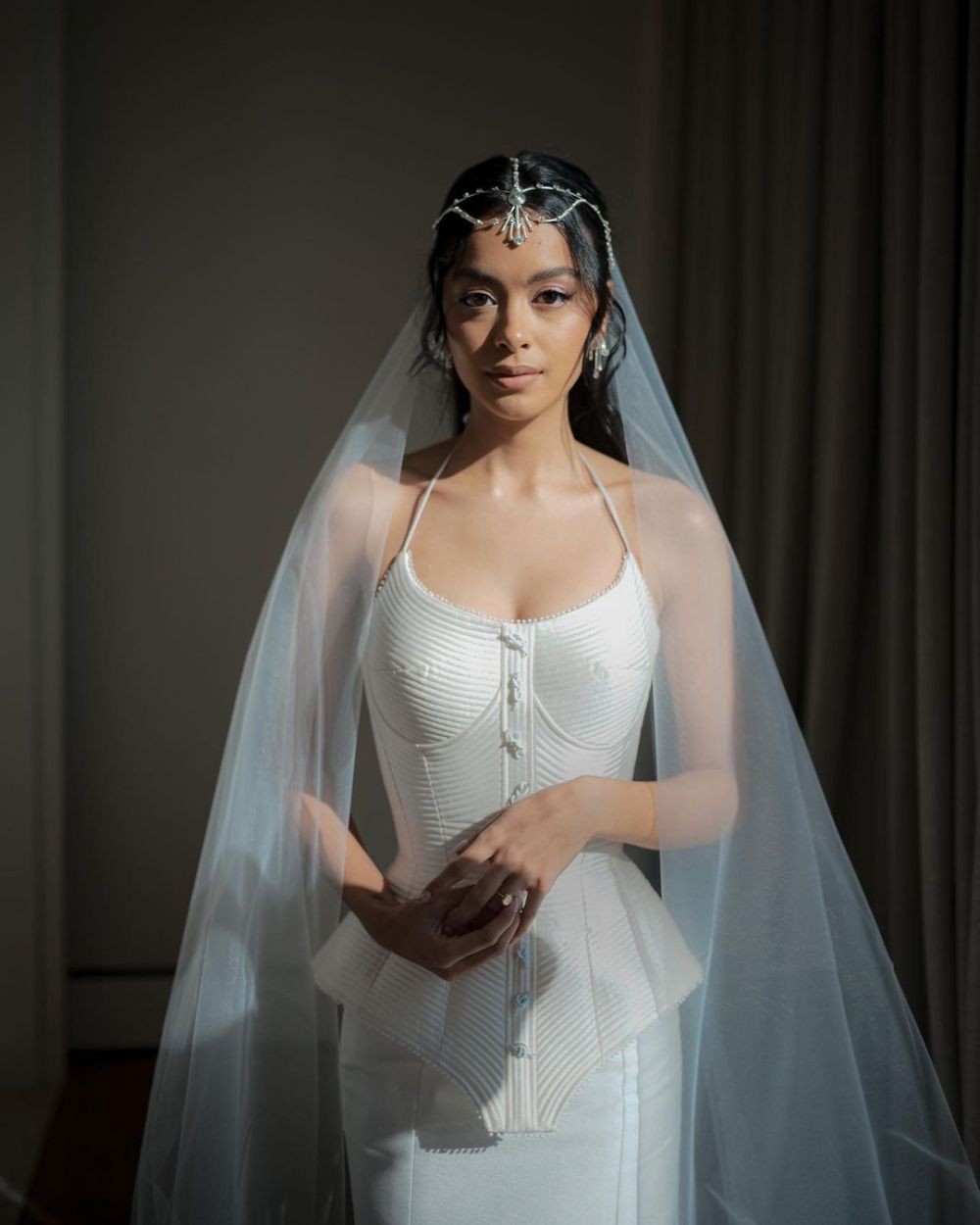 11 Potret detail gaun pernikahan Eva Celia, desainnya unik