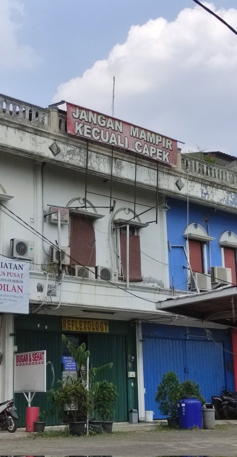 ide spanduk jualan antimainstream © Twitter