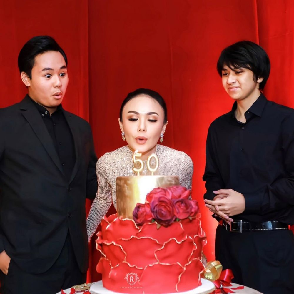 11 Momen ulang tahun Yuni Shara ke-50, mantan suami turut hadir