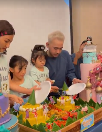 Momen ultah Thalia Onsu ke-7 Berbagai sumber Momen ultah Thalia Onsu ke-7 Berbagai sumber