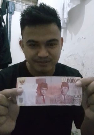 Pria ini temukan uang di dalam karung beras TikTok Pria ini temukan uang di dalam karung beras TikTok