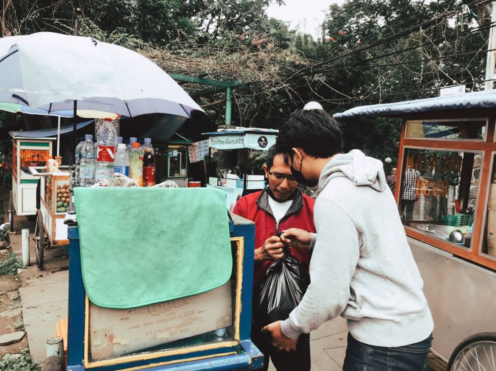 potret Eril saat jadi relawan © Twitter/@ata_lia