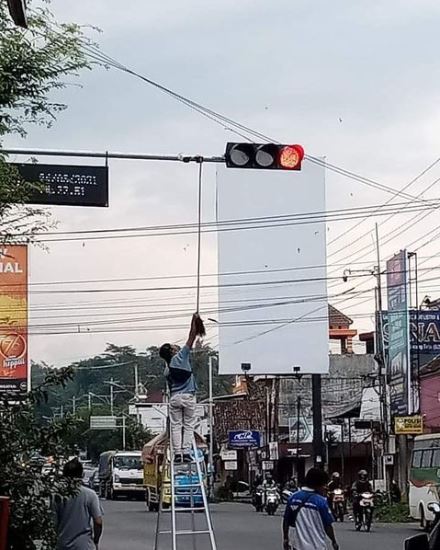 lagi kerja tapi ada-ada aja cobaannya © berbagai sumber