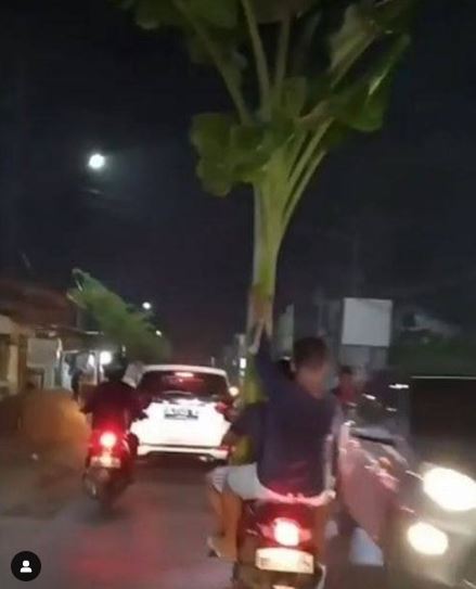 orang lagi boncengan ada-ada aja kelakuannya © berbagai sumber