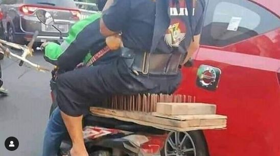 orang lagi boncengan ada-ada aja kelakuannya © berbagai sumber