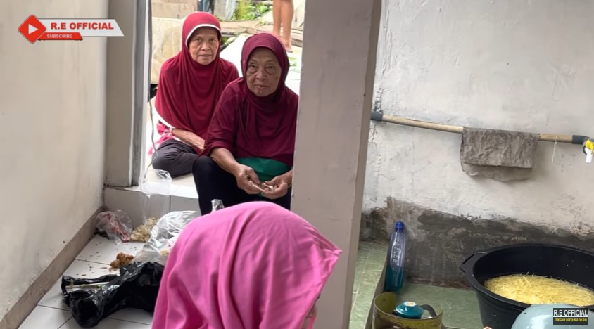 Momen akikah anak kedua Ega dan Rafly © YouTube