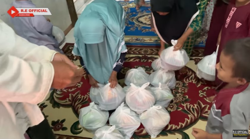 Momen akikah anak kedua Ega dan Rafly © YouTube