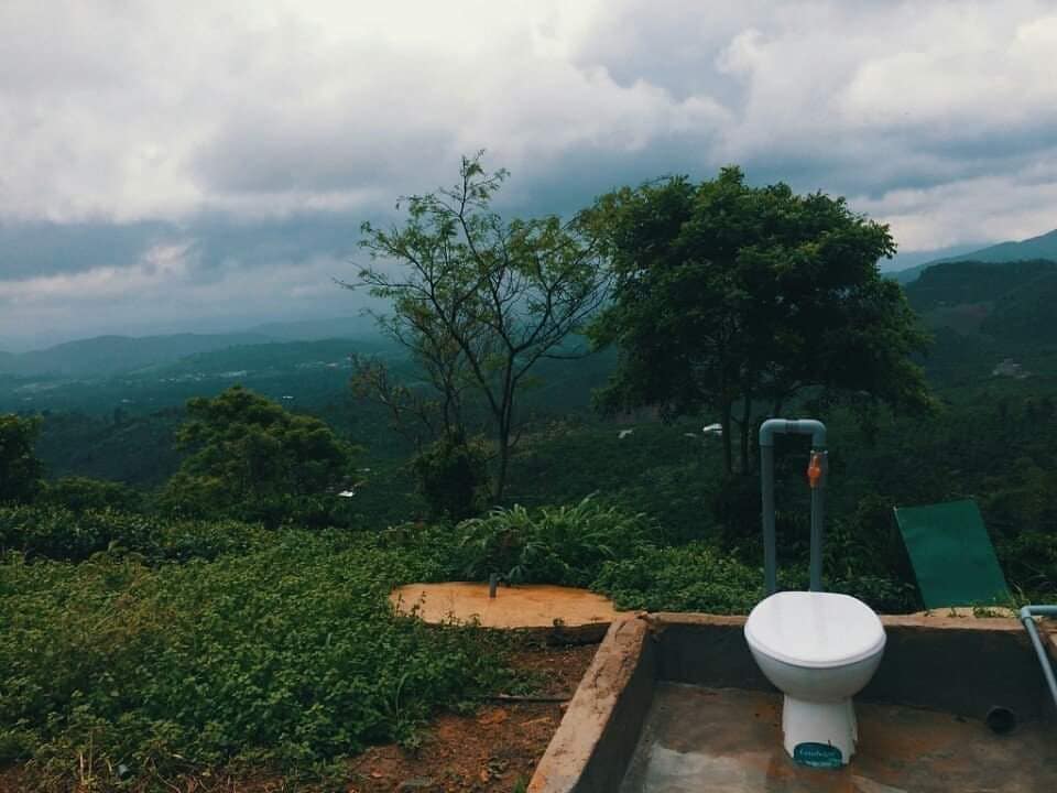 11 Potret toilet di tempat tak biasa, ada yang di atas bukit