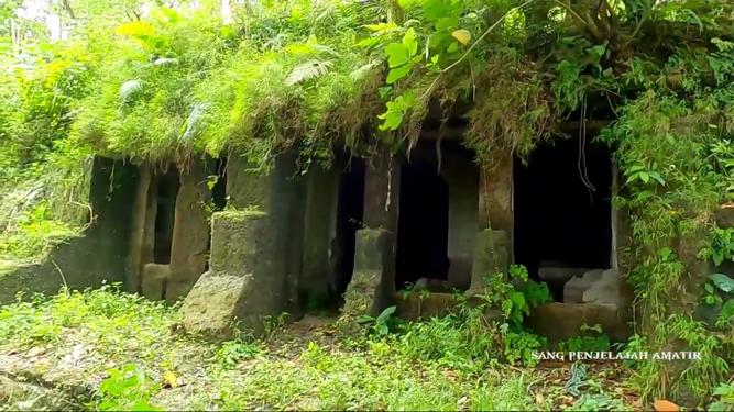 potret rumah dari batu raksasa © YouTube/Sang Penjelajah Amatir