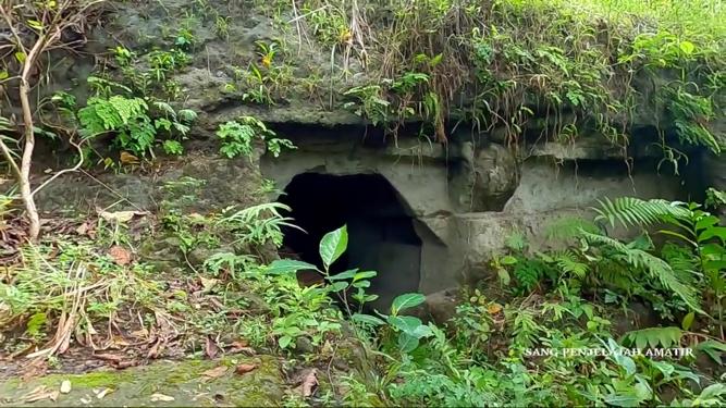 potret rumah dari batu raksasa © YouTube/Sang Penjelajah Amatir